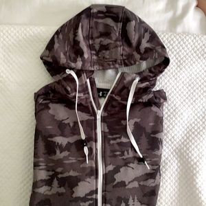 Under Armour. Zip up hoodie. XL. Forest Army Print